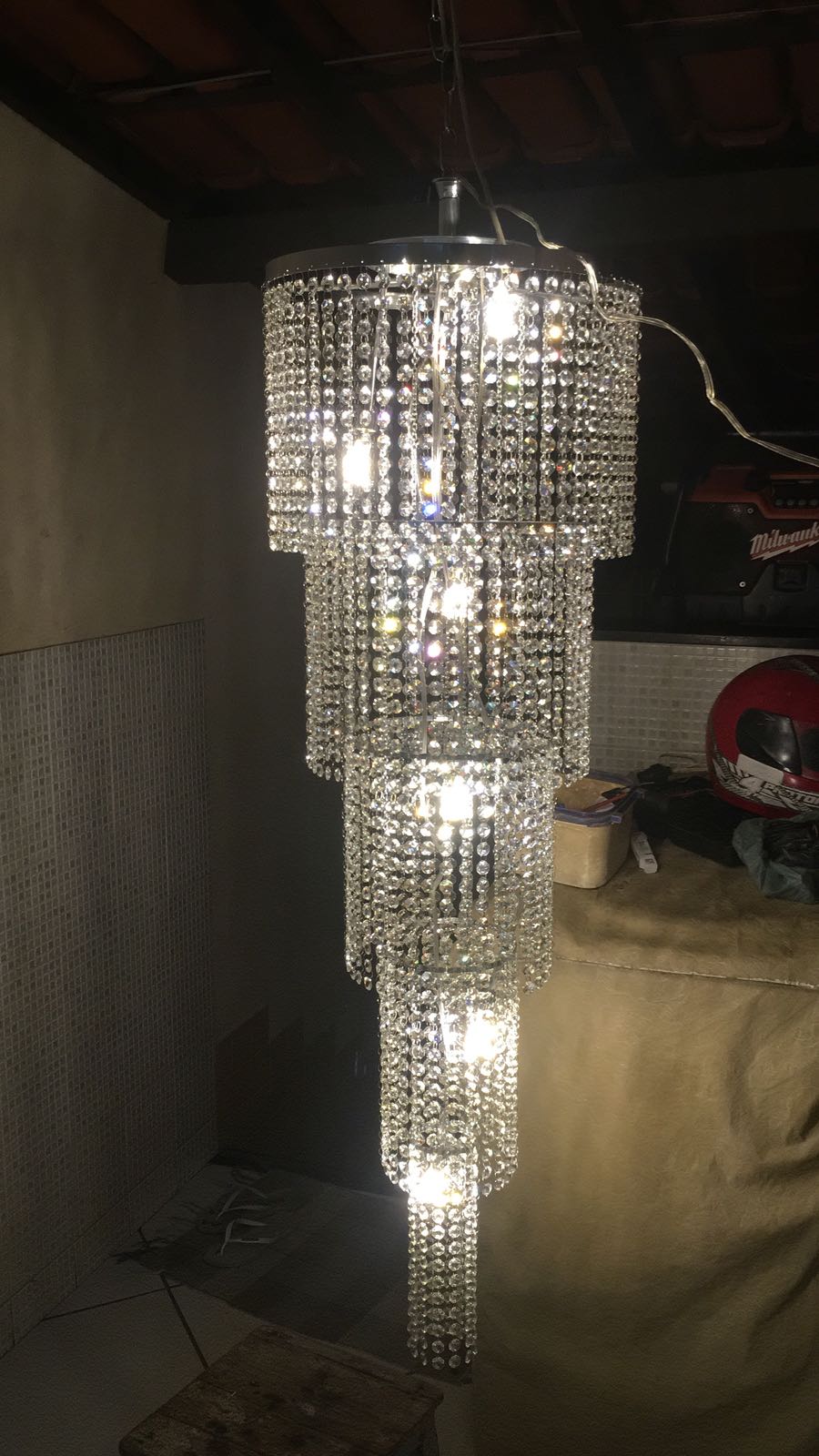 Lustre de cristal cascata em ambiente interno, ideal para escadas e pé direito duplo. Lustres Gênesis loja online de Lustres e Iluminação Decorativa